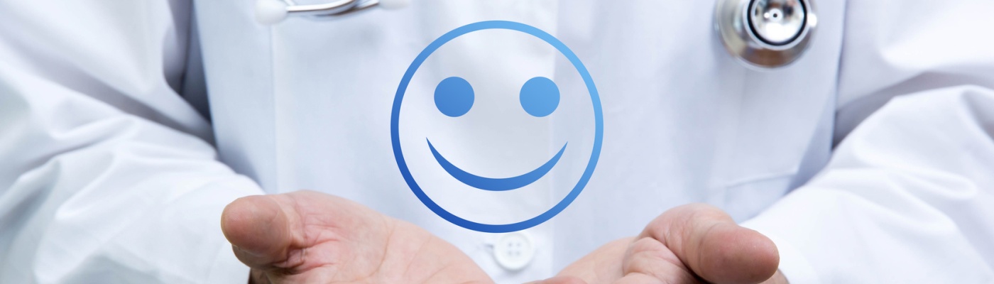 jak odpowiadać na negatywne i pozytywne komentarze - uśmiechnięty emotionek z pozytywną opinią pacjenta